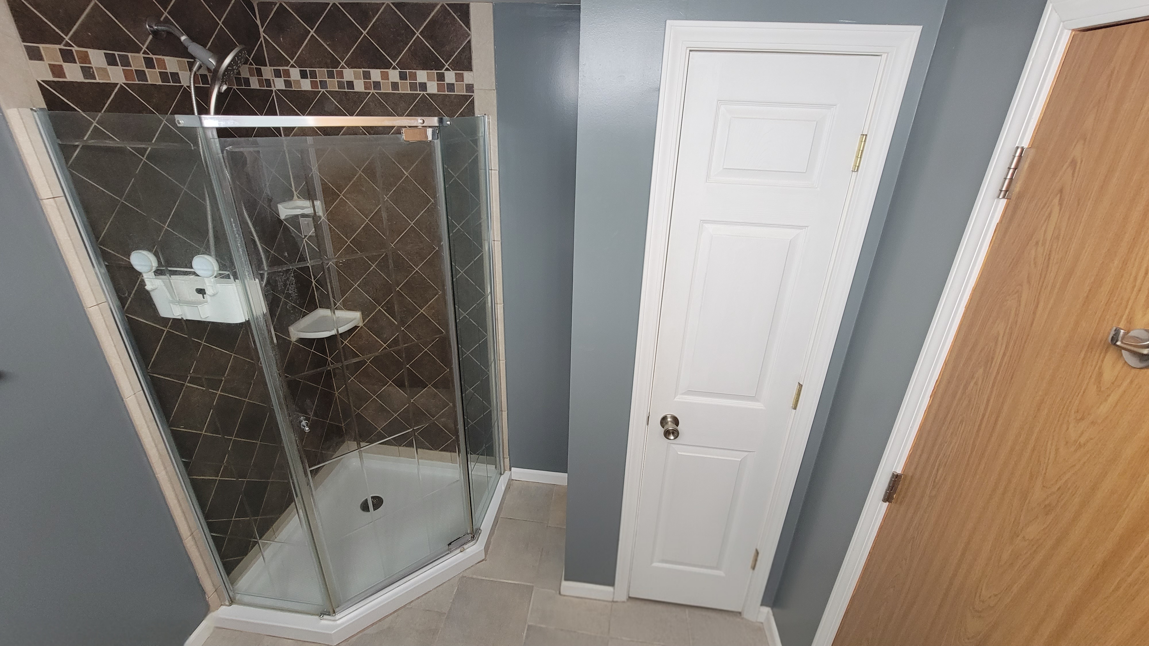 Lower bath corner shower